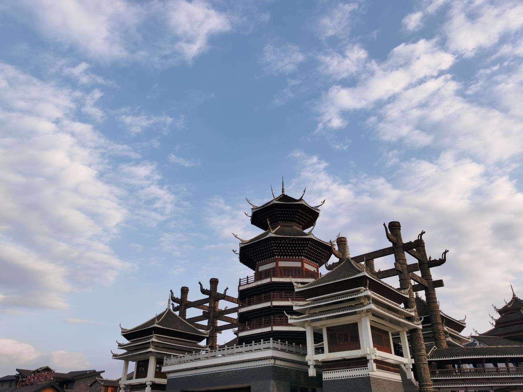 多彩贵州城,得闲过来看看,贵州独特的民族建筑风格,进入景区就看得到