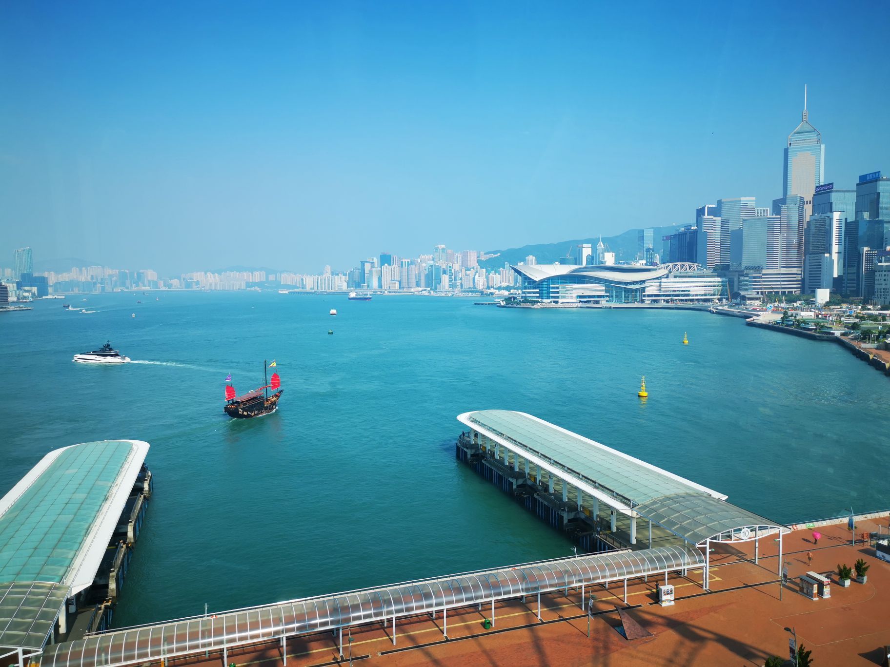 权威杂志称：搭乘香港天星小轮游维港誉为"人生50个必到景点"之一 - 雪花新闻