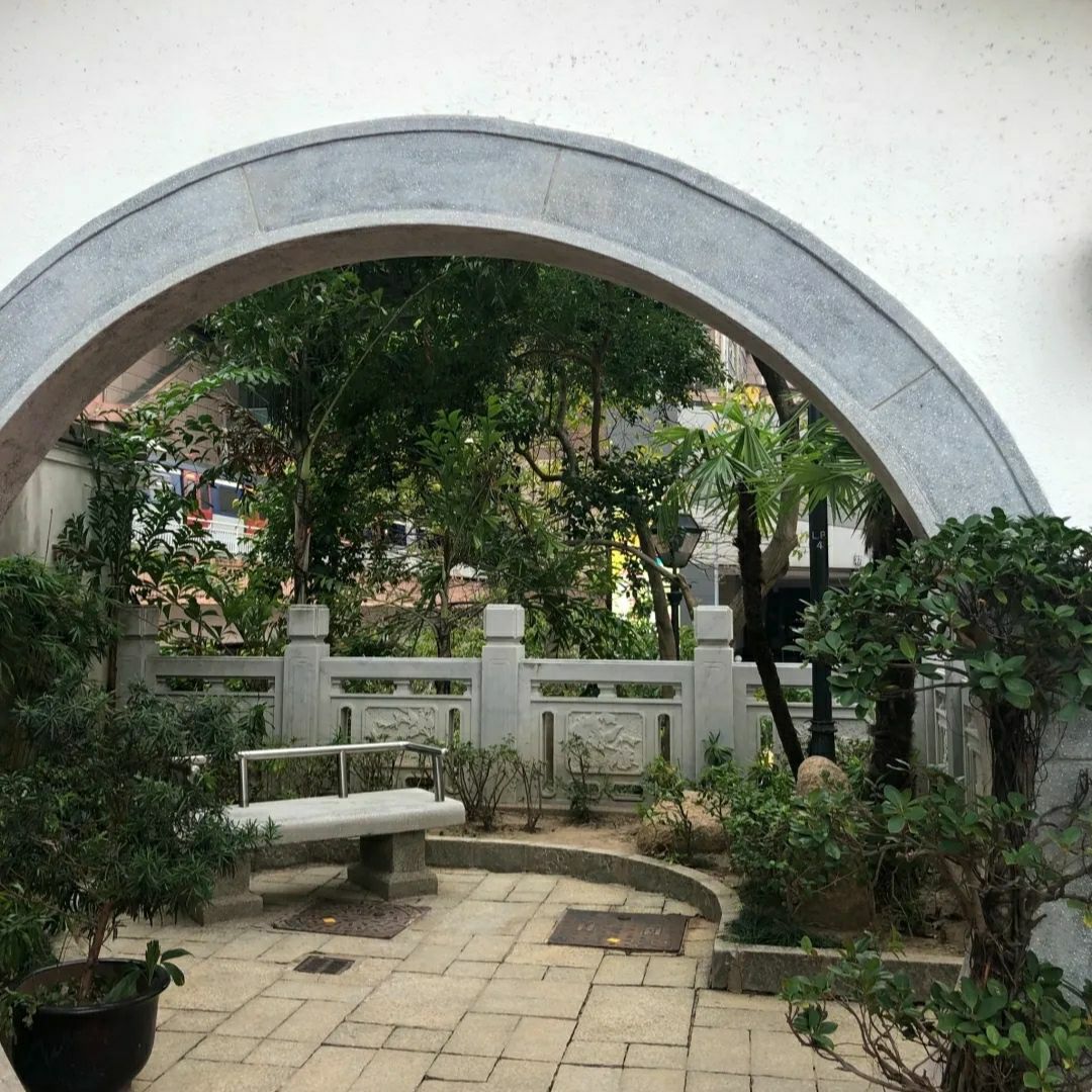 是园圃街雀鸟花园其实是一个花鸟市场很多是做观赏鸟的店铺子同时也是