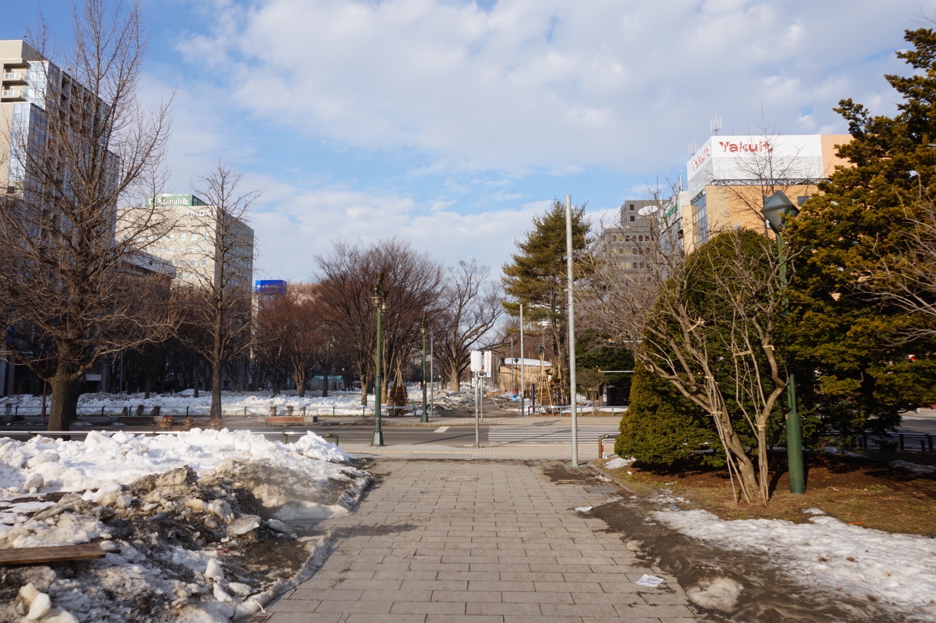 大通公园是日本札幌的市中心,四通八达的,其实就是一个市民公园,呈长