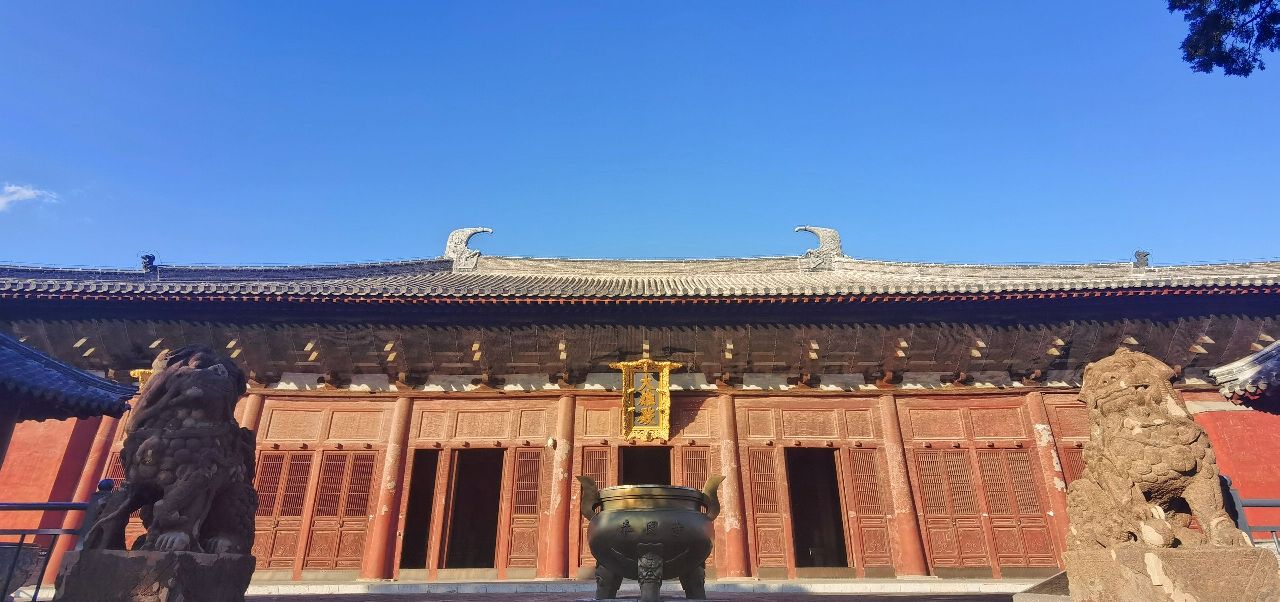 越过大凌河,就到了这座始建999年前的辽代巨构——奉国寺大殿了