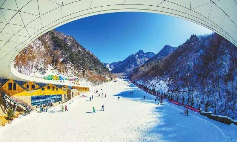 翠华山滑雪场是中国西安唯一一座天然滑雪场,是陕西面积最大的滑雪场