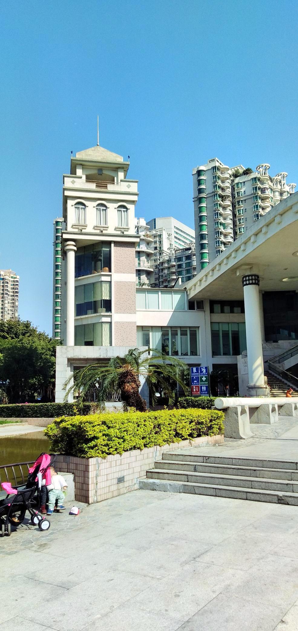 季华园位于广东佛山禅城区的季华五路上,是城区中心地带的一个中型