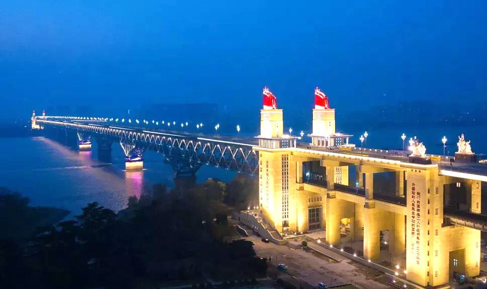 该桥是南京的标志性建筑金陵四十八景之一从远及进尤为壮观去南京值得