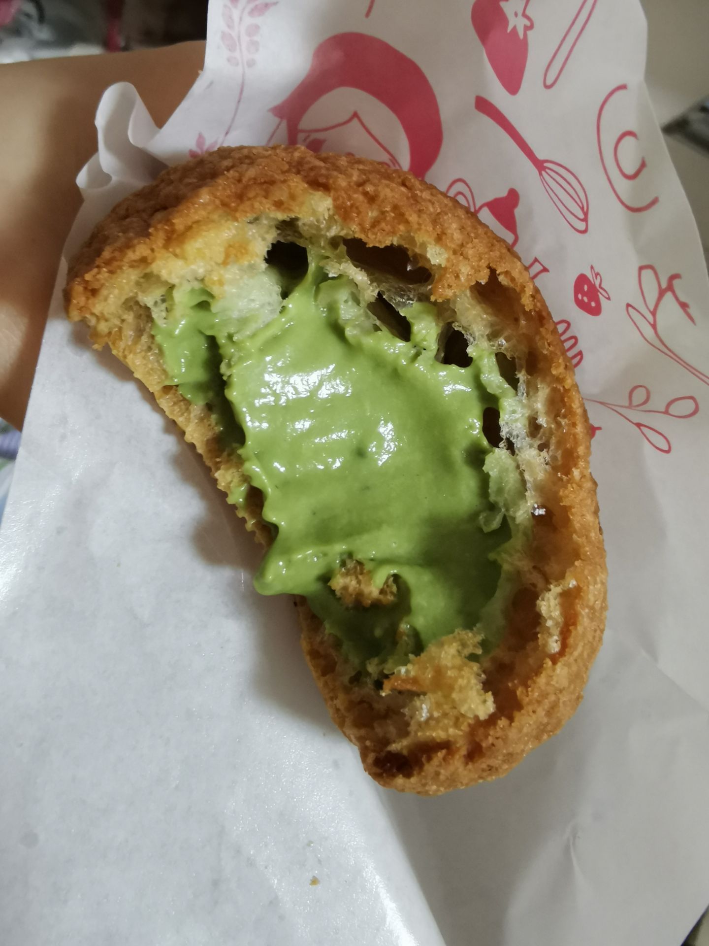 2021西树泡芙chez choux(天河城店)美食餐厅,里面是满满的抹茶味奶油