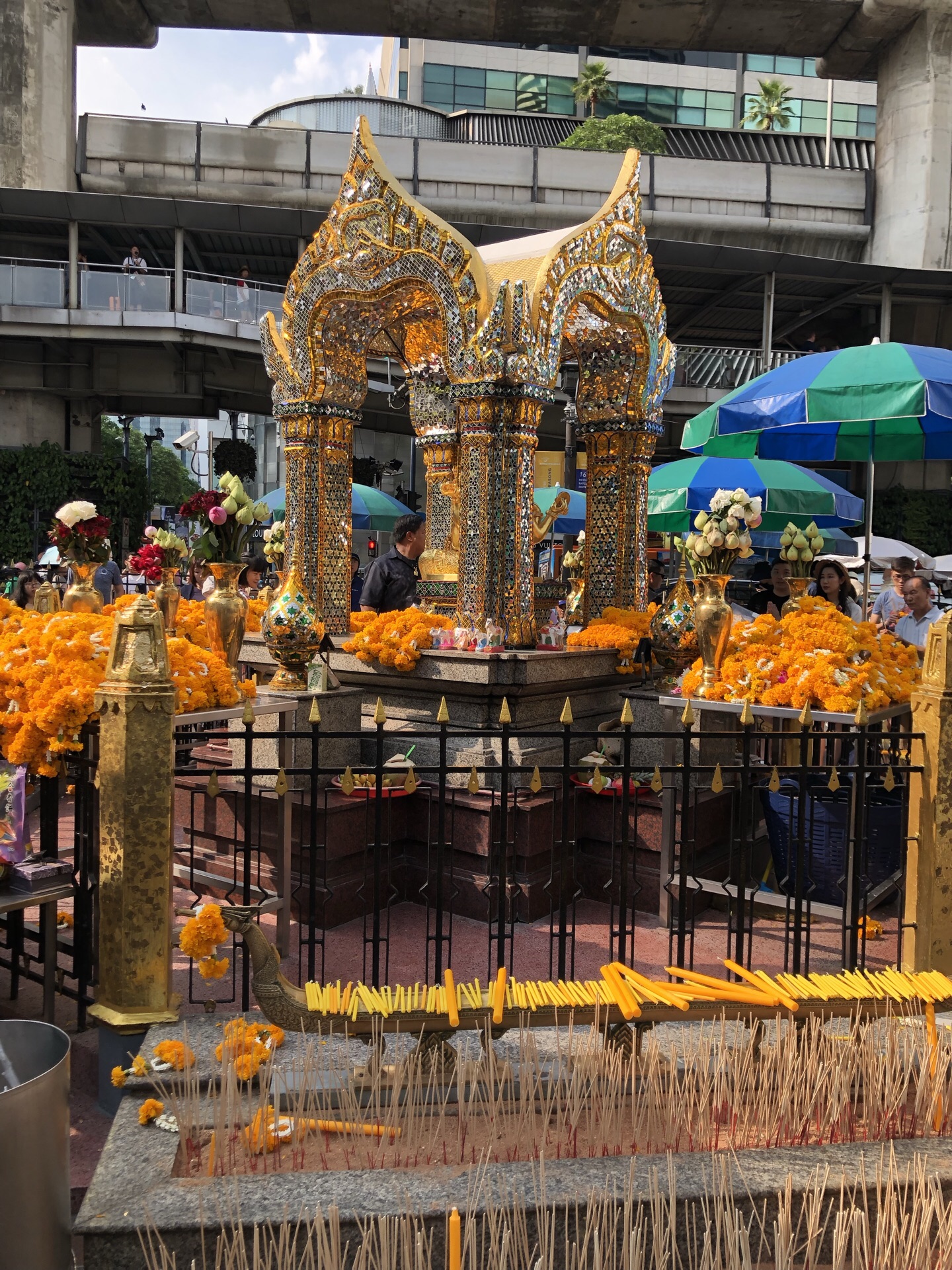 【携程攻略】曼谷四面佛景点,建议早点去，人会少一点。四面佛坛是泰国香火最鼎盛的宗教据点之一，…