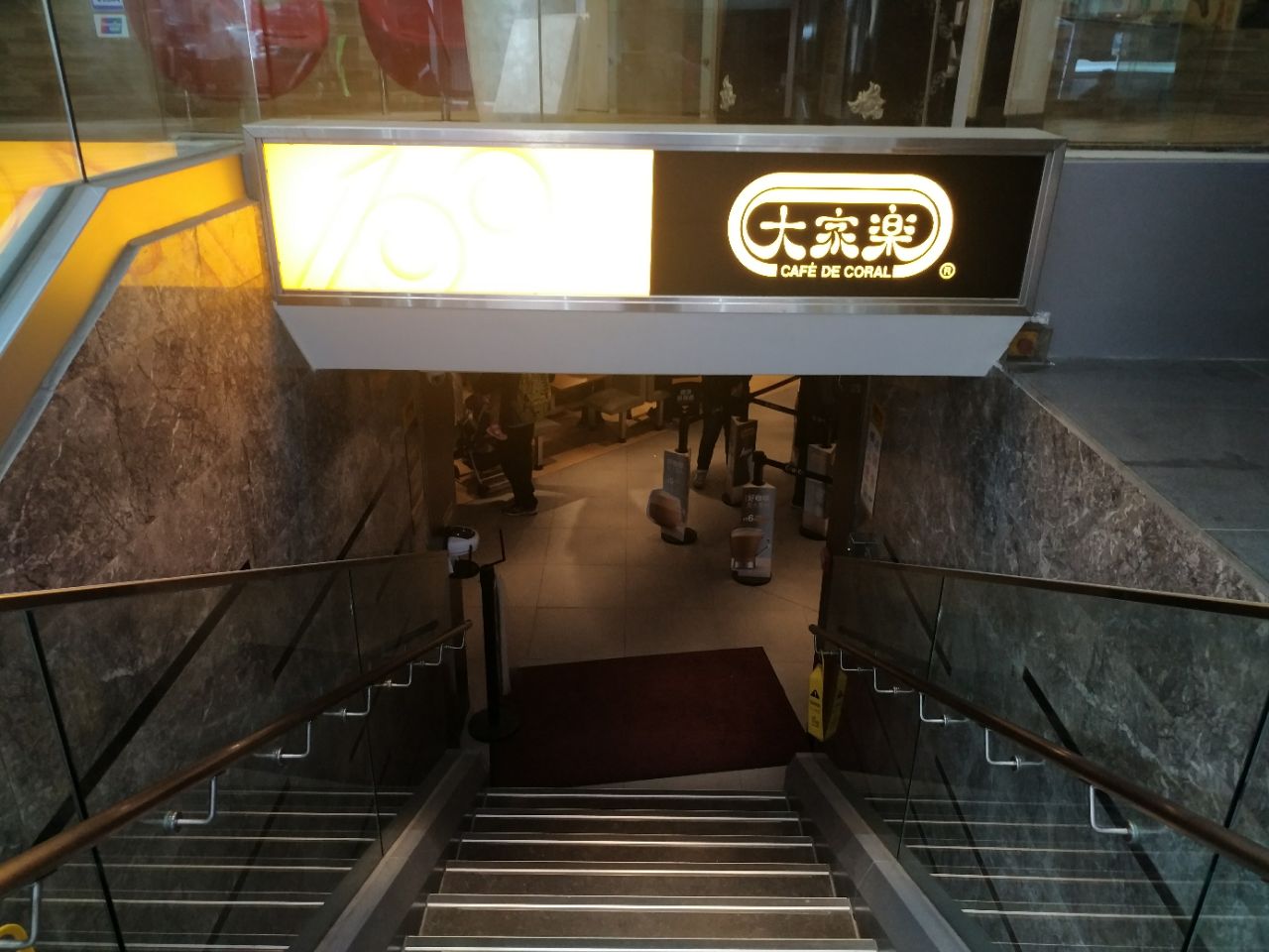 先点餐后自取,人虽然多,不过很有秩序.虽然是快餐,不过味道不错