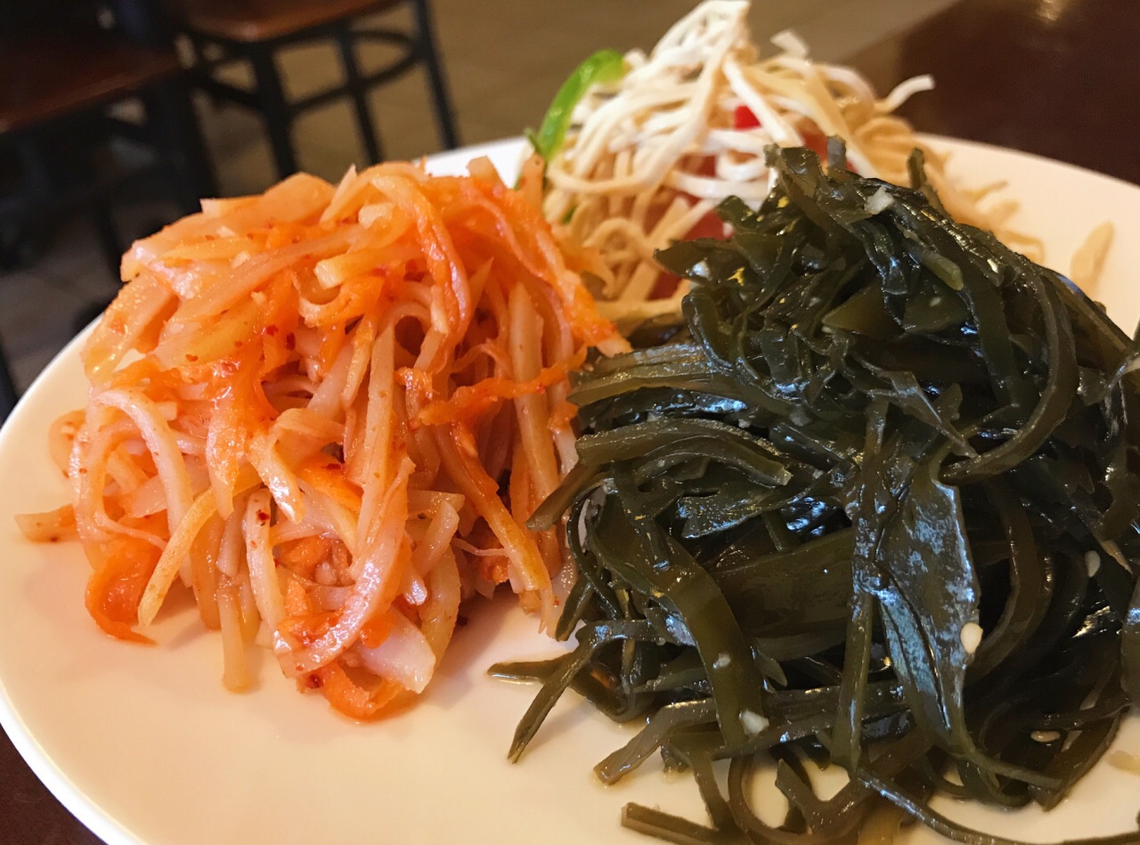 小菜拼盘清口很好,喜欢里面泡菜萝卜丝.