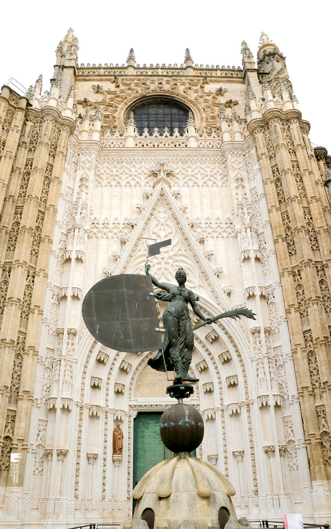 之后被改建为天主教堂,在十五世纪的时候被重建为与梵蒂冈圣彼得大