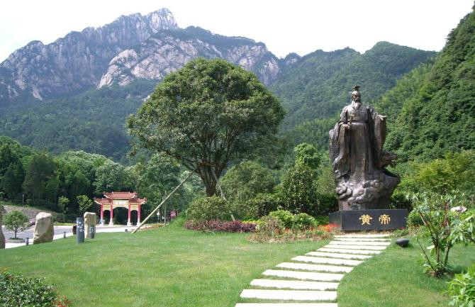 这是汤泉路上黄山风景区南大门边的黄帝雕塑