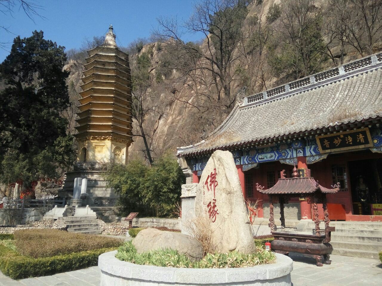 寺下还有一组带长廊院子的建筑,不知是否也归天成寺,那里的山桃花和