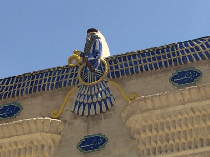 拜火教的火神庙也去看了,据说庙里的圣火公元470年起就没熄灭过,我拍