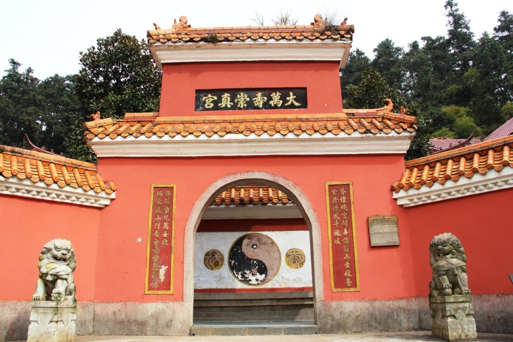 与茅山,龙虎山并称为天下三大名山.朱熹文天祥等名人都在此留下