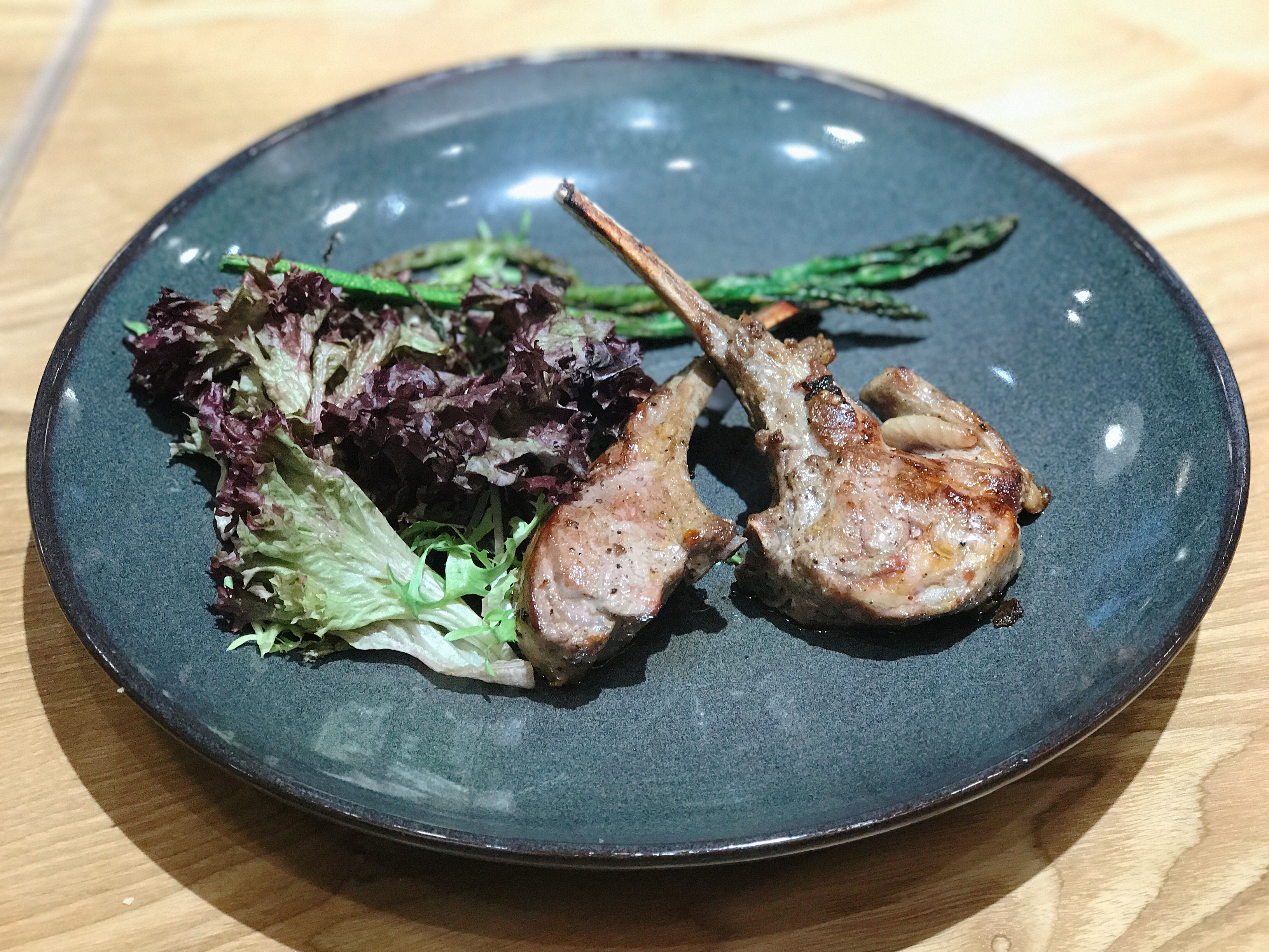 秘制烤春鸡鸡肉烤的很嫩皮脆脆的好吃羊肉很嫩不错