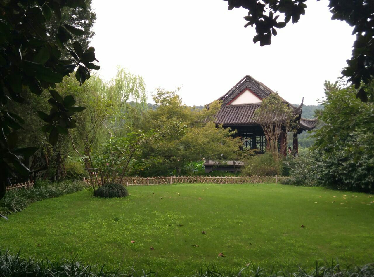 杭州兰陔别墅位于西湖花港观鱼公园东大门的东南端就是俗称蒋庄的一个