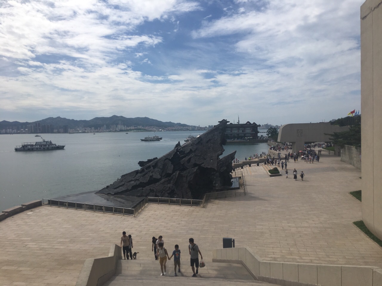 可以乘着轮船环岛游,从海面上看甲午战争留下的遗址,一边可以看到蔚蓝