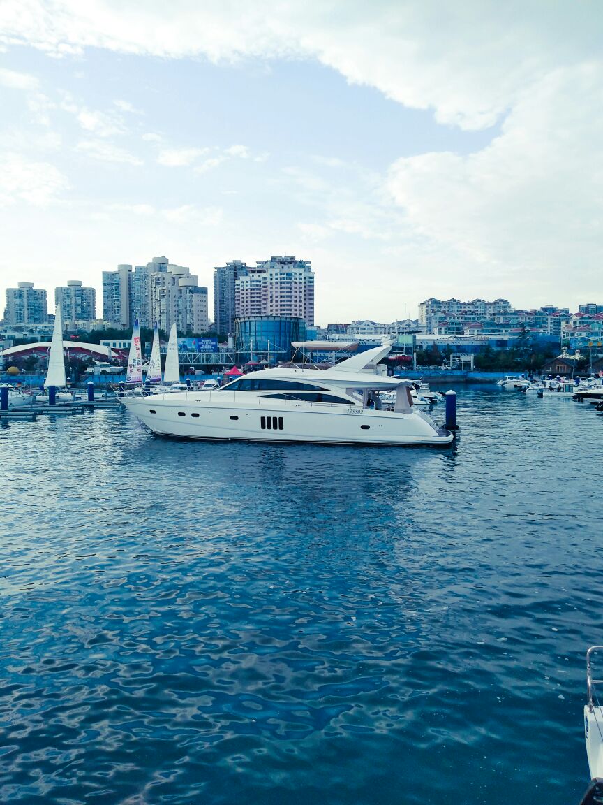 2023青岛银海国际游艇俱乐部玩乐攻略,里面听着很多船,然后可以看.