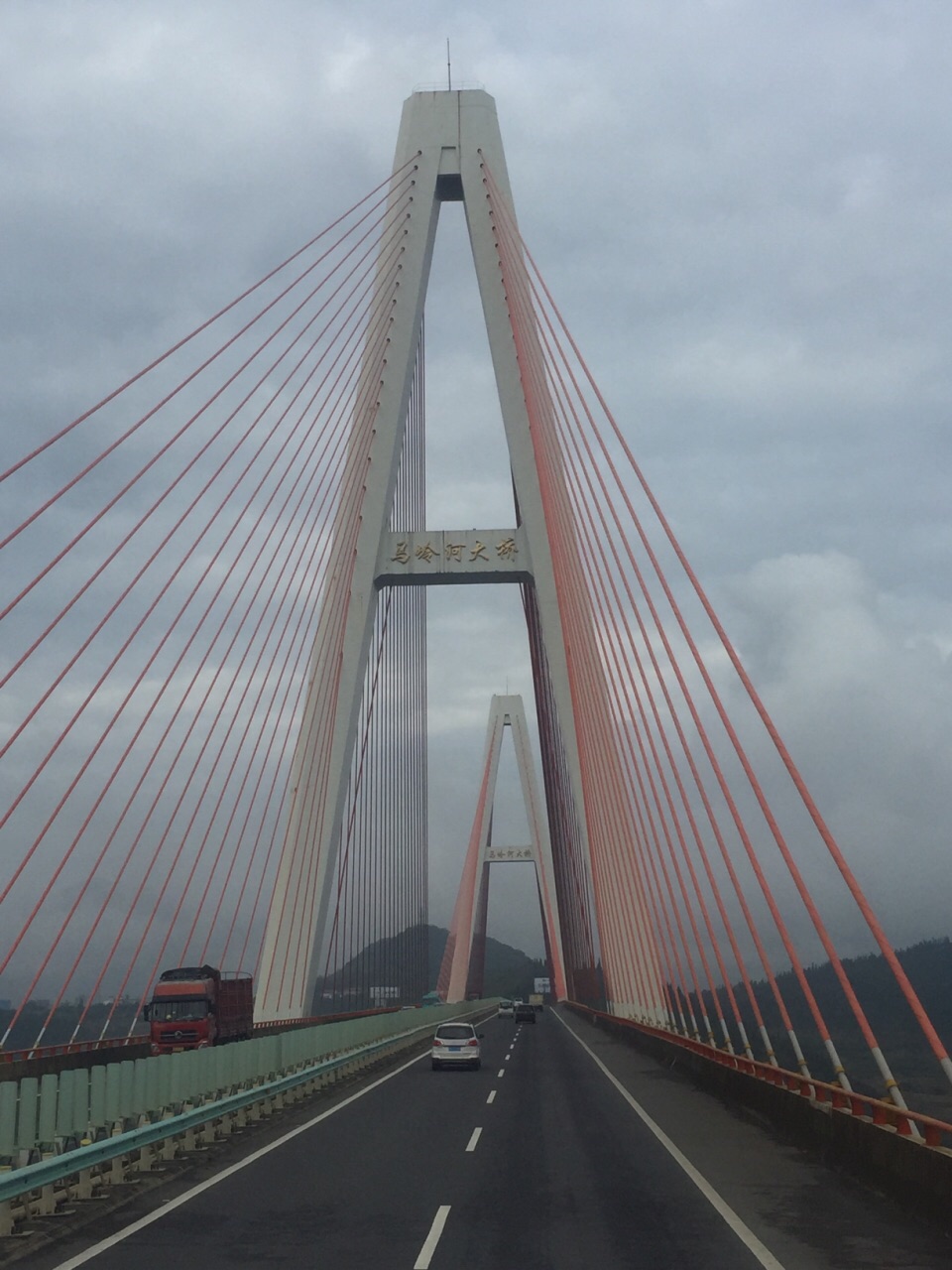 兴义市东北6公里处

由马岭河大桥上
俯瞰峡谷区
