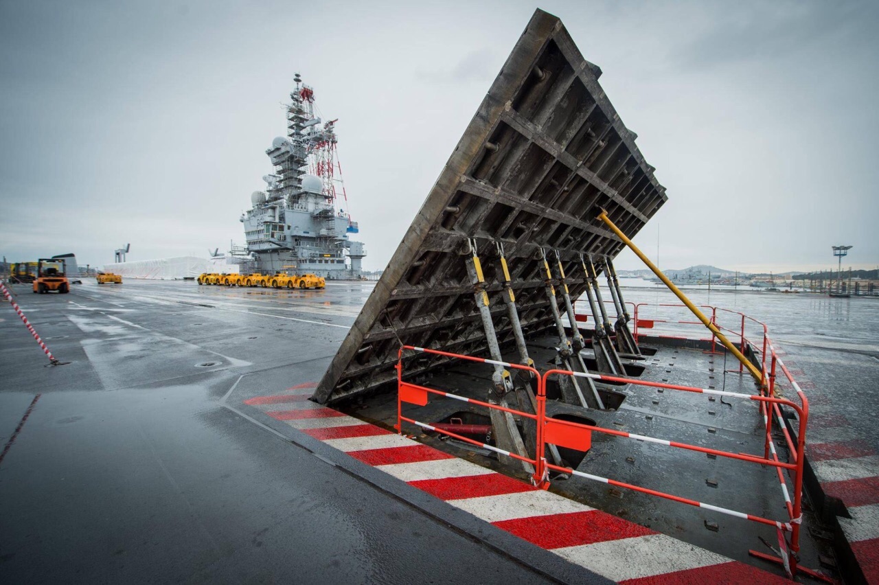 土伦港是法国最大的军港,停泊着法国众多军舰,核动力航母戴高乐号的