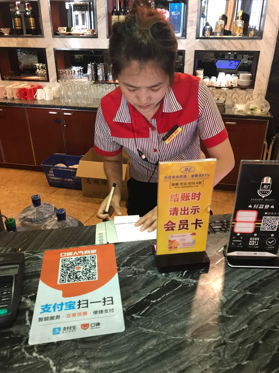 2021名流食尚茶楼(长征路店)美食餐厅,收银员服务很好,经常来吃.
