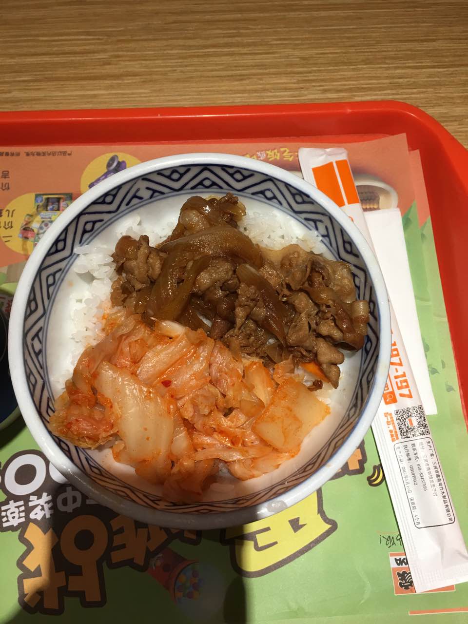 吉野家辣白菜猪肉饭非常好吃,分量也很足,主要米饭也很好吃,很香