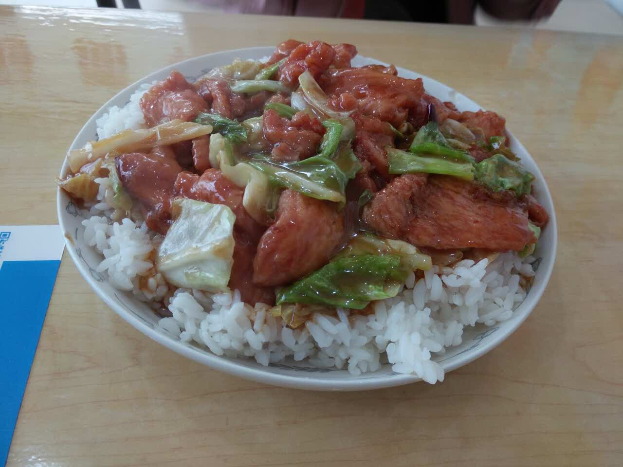 里脊肉盖饭好吃.宫爆鸡丁的辣椒有点壮观,不过不是很辣.