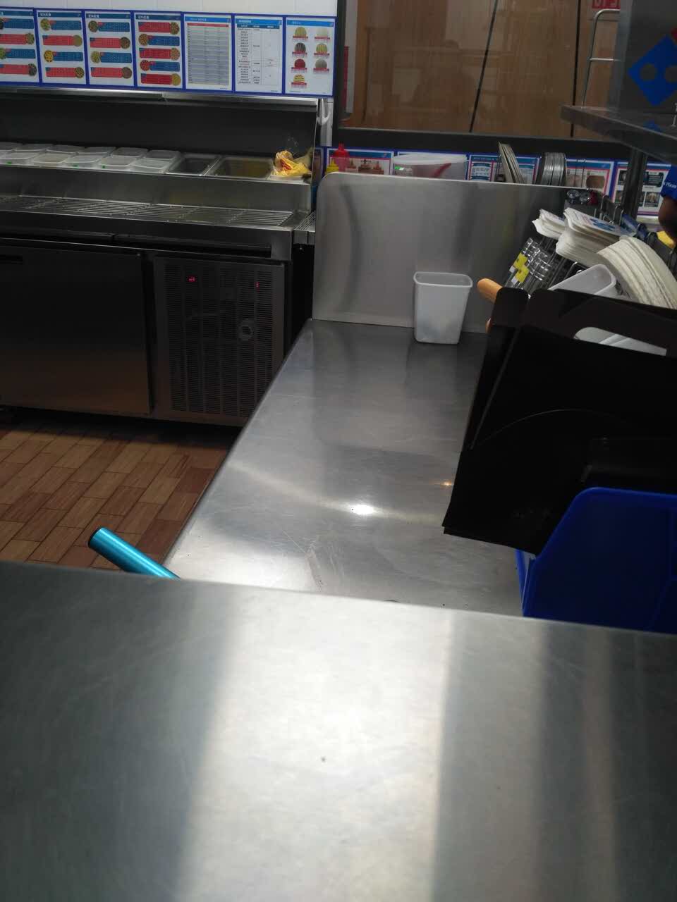 透明式厨房,可以看到内部工作人员的操作流程,喜欢做披萨的朋友还可以