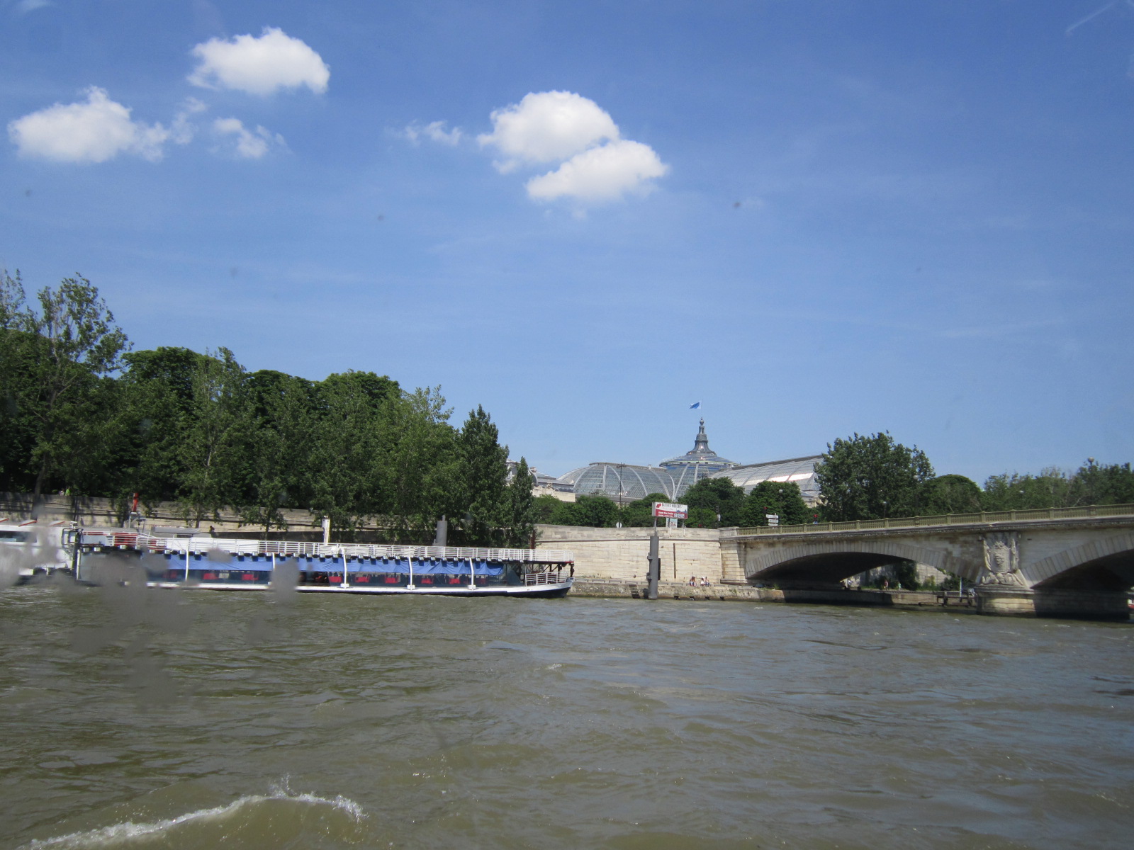 伤兵院桥是一座朴素的石桥它是巴黎地区跨塞纳河上最低的桥梁顾名思义