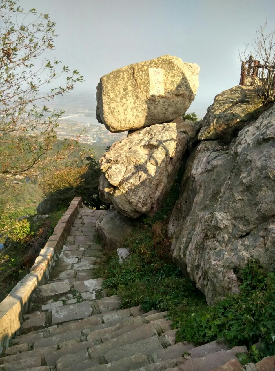 沂蒙山旅遊區沂山景區位於臨朐縣山上奇石很多比如探海石山下東鎮廟裡