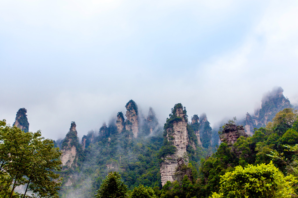 天子山景區位於武陵源北部,與張家界,索溪峪山水相依,總面積67平方