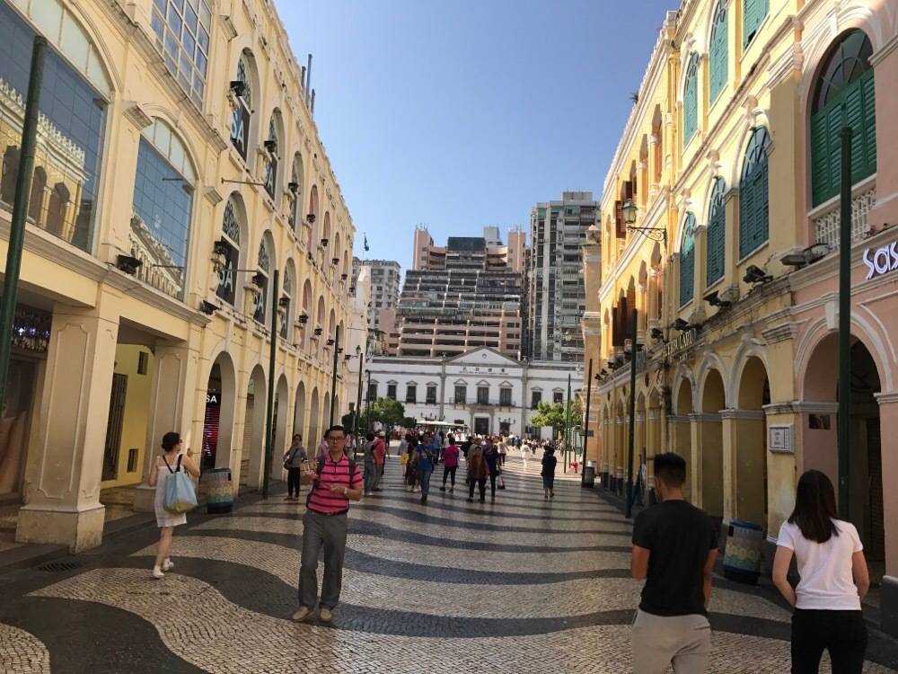 议事亭前地,是一个欧洲风格的广场,展现着葡萄牙的生活情趣,这里是