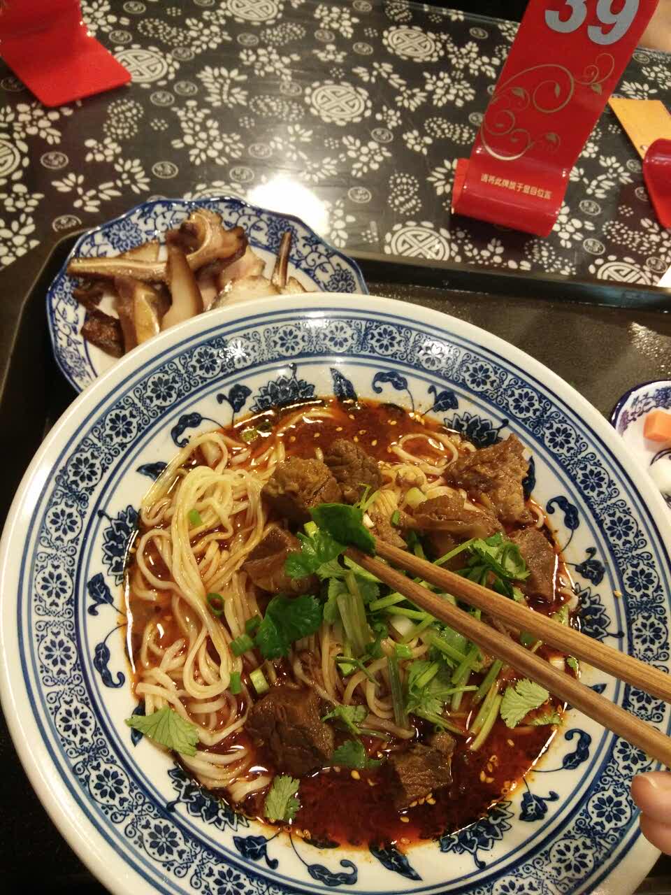 点单小妹可热情啦   超级喜欢吃这家的面  也喜欢猪耳朵   真的是很