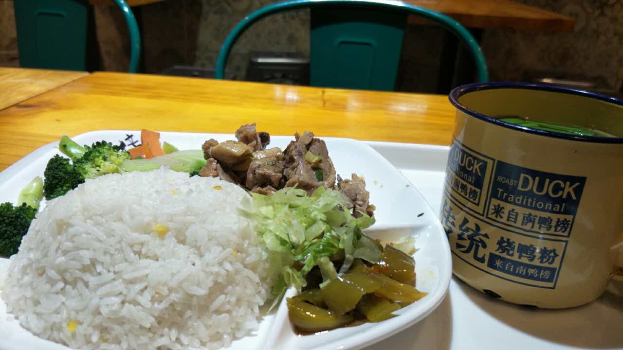 柠檬鸭南宁特色无意间经过的店感觉还不错装汤的被子好有年代感