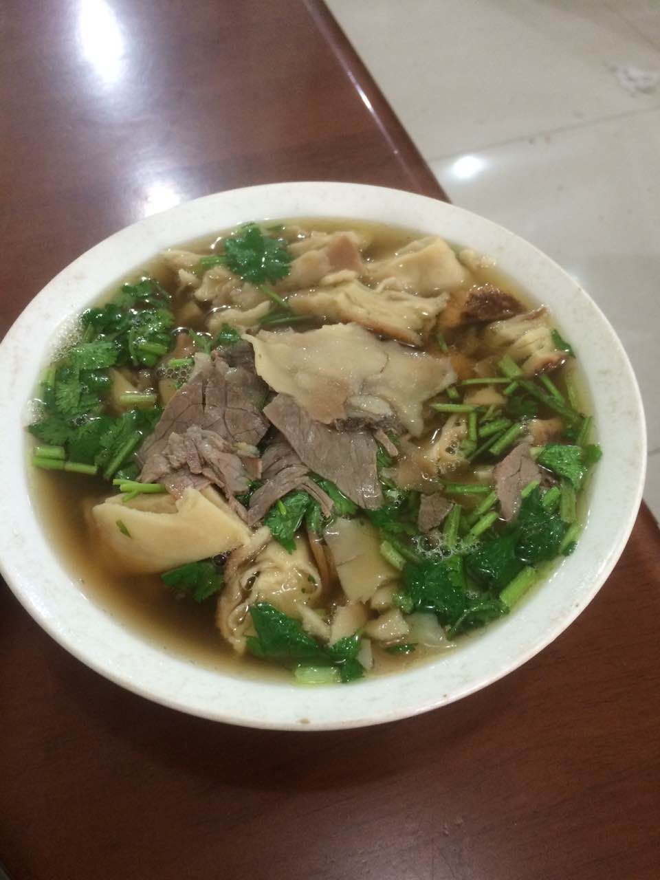 2022甘家正宗牛肉罩饼罩火烧蒸饺美食餐厅,人真的很多,抢不到只能这么