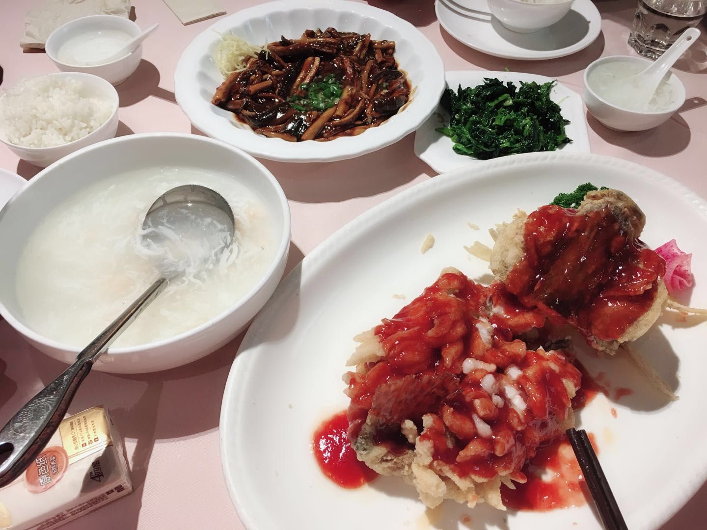 得月楼菜系难吃,服务恶劣.传说中的百年老店,真是差到极点.