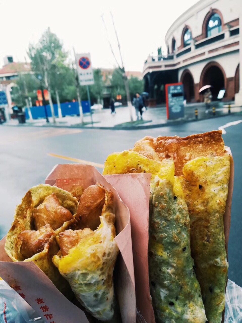 天津人最引以为傲的煎饼果子在五大道随处可见,来一套果然名不虚传