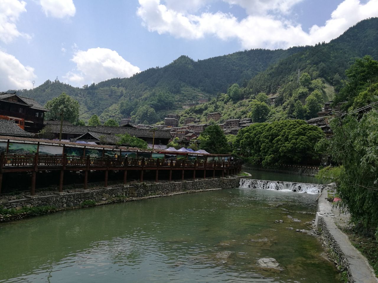 在古代有很重要的戰略世位,各民族雜居,西江千戶苗寨是雷山縣有特點的