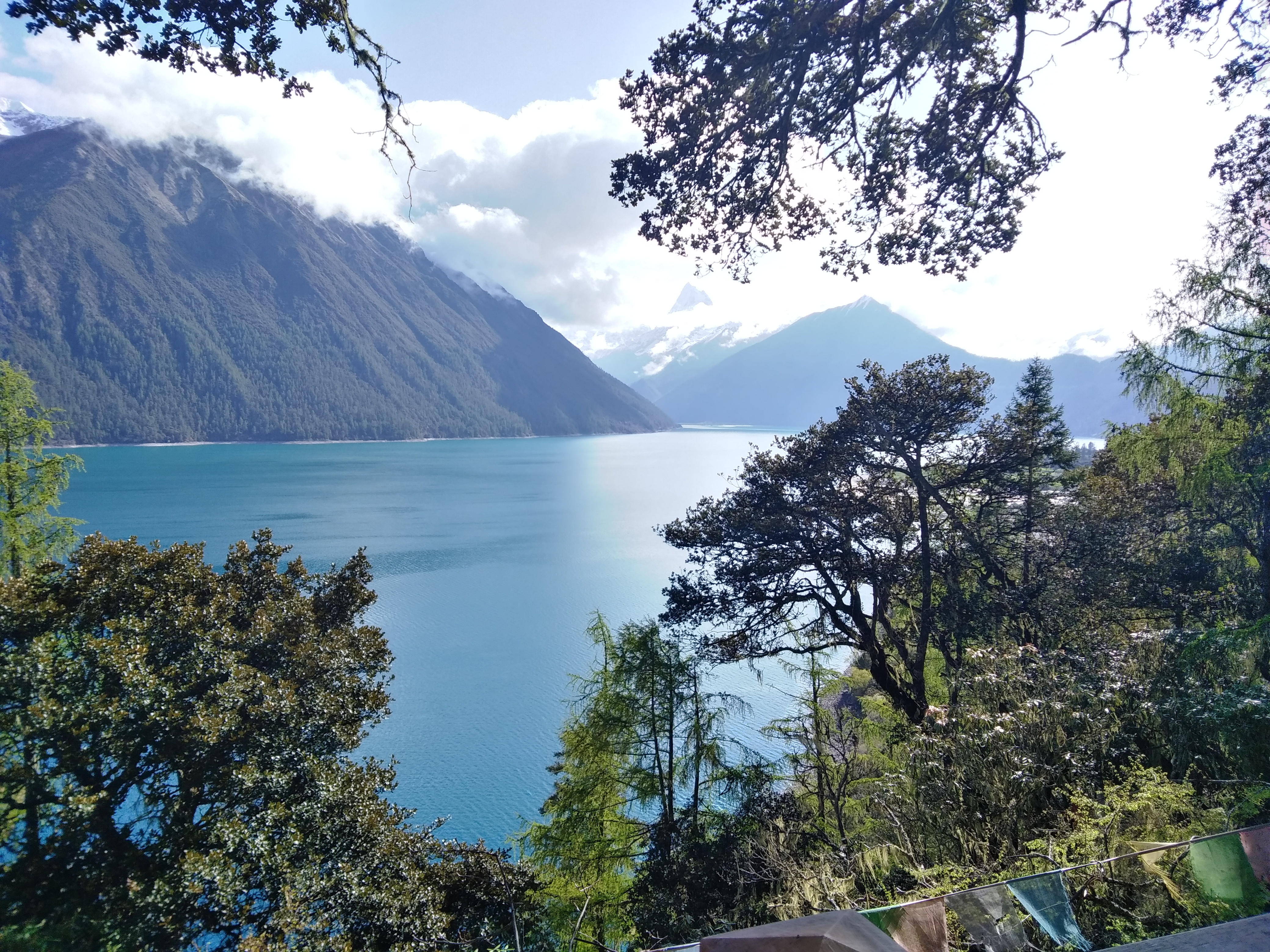 巴松措是旅游自驾休闲的好地方     巴松措景区集