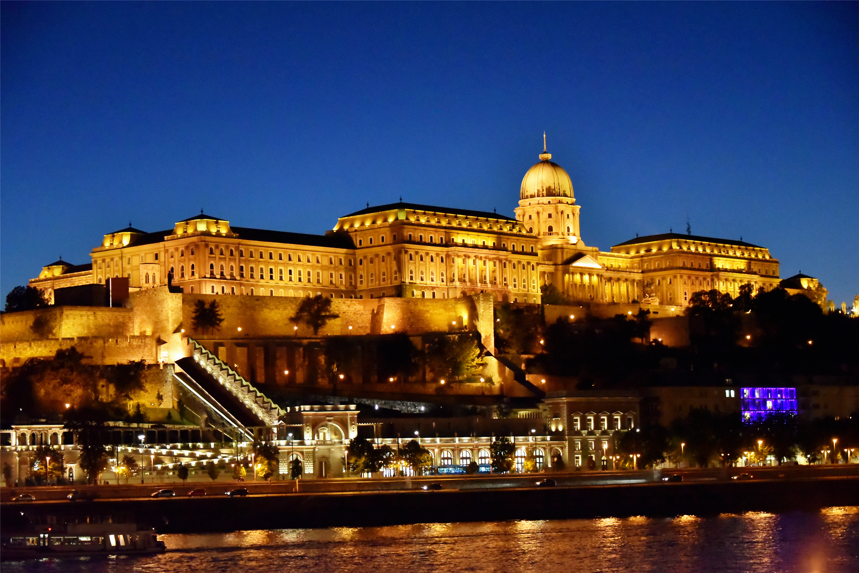 匈牙利“百年古桥”，横跨蓝色多瑙河上，成为布达佩斯最美地标