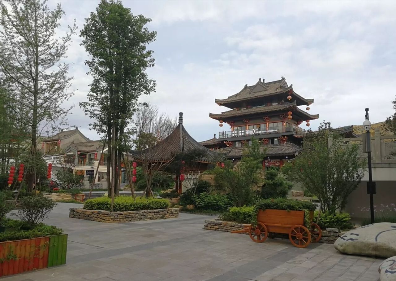 新建打造的古镇,依山傍水的位置,只是不在贵阳市区,在清镇市,商业气息