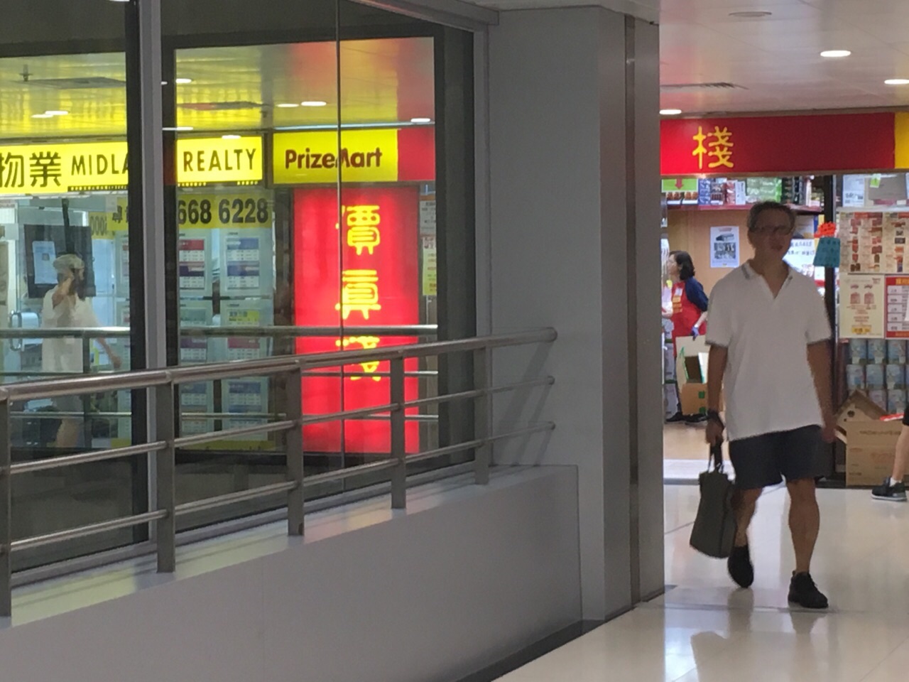 携程攻略 香港伟华商场购物 新城市广场一期与希尔顿中心之间 有一个中间地带 这条长廊就是伟华