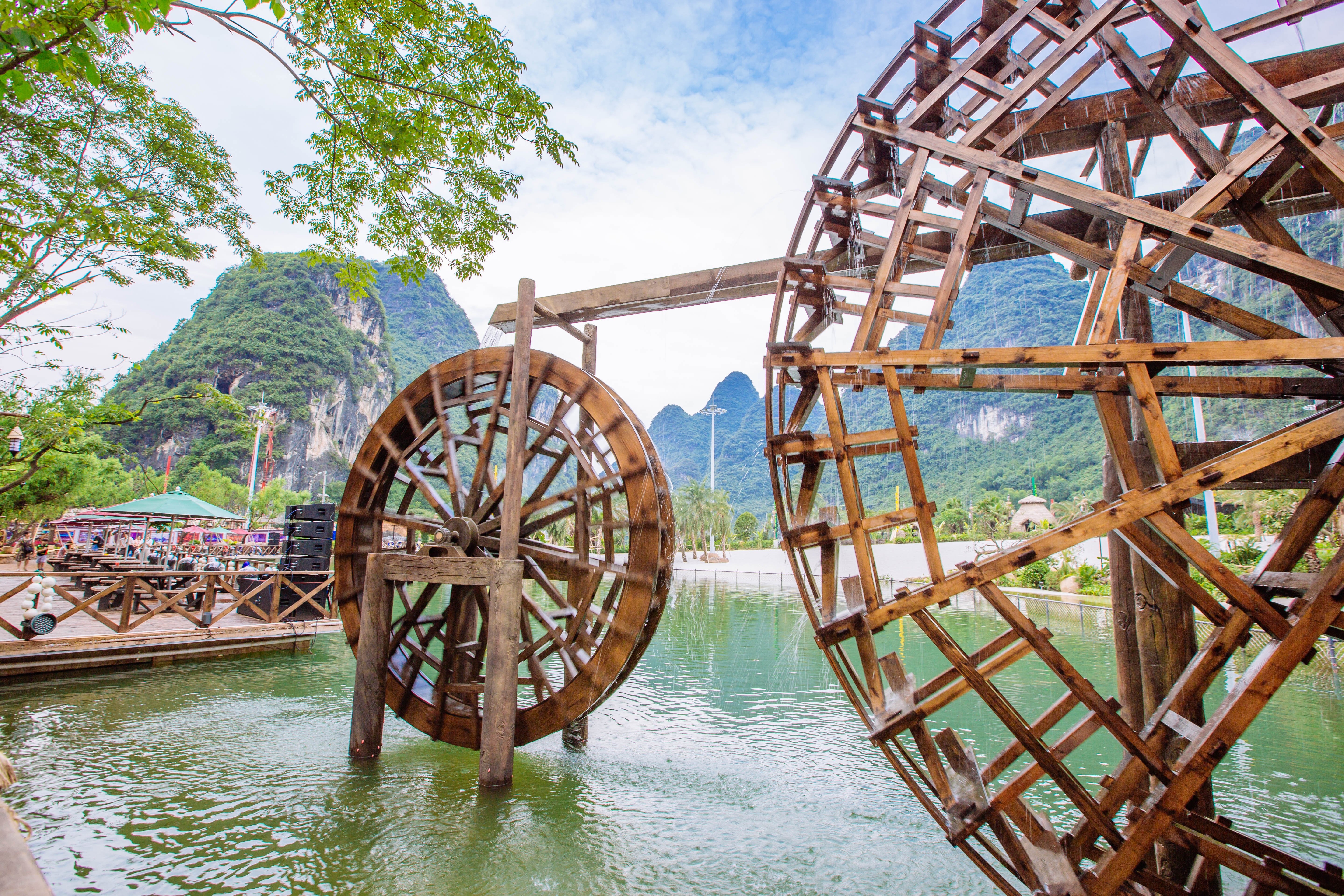 【千古情景区】
站在桂林千古情门口就感受到了霸气,桂林少数