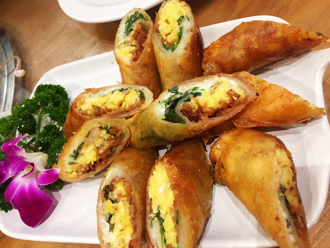 海鲜卷口感丰富,不容错过.