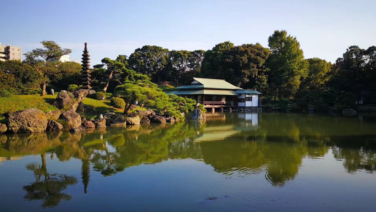 日本的清澄庭园是典型的日本庭院已有四百多年的历史环游一周可享受四
