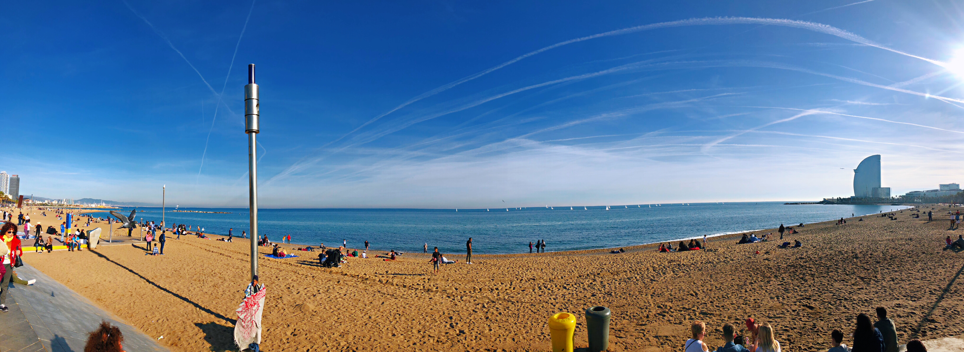 巴塞罗那塔海滩附近有住宿的地方吗?价格怎么样?