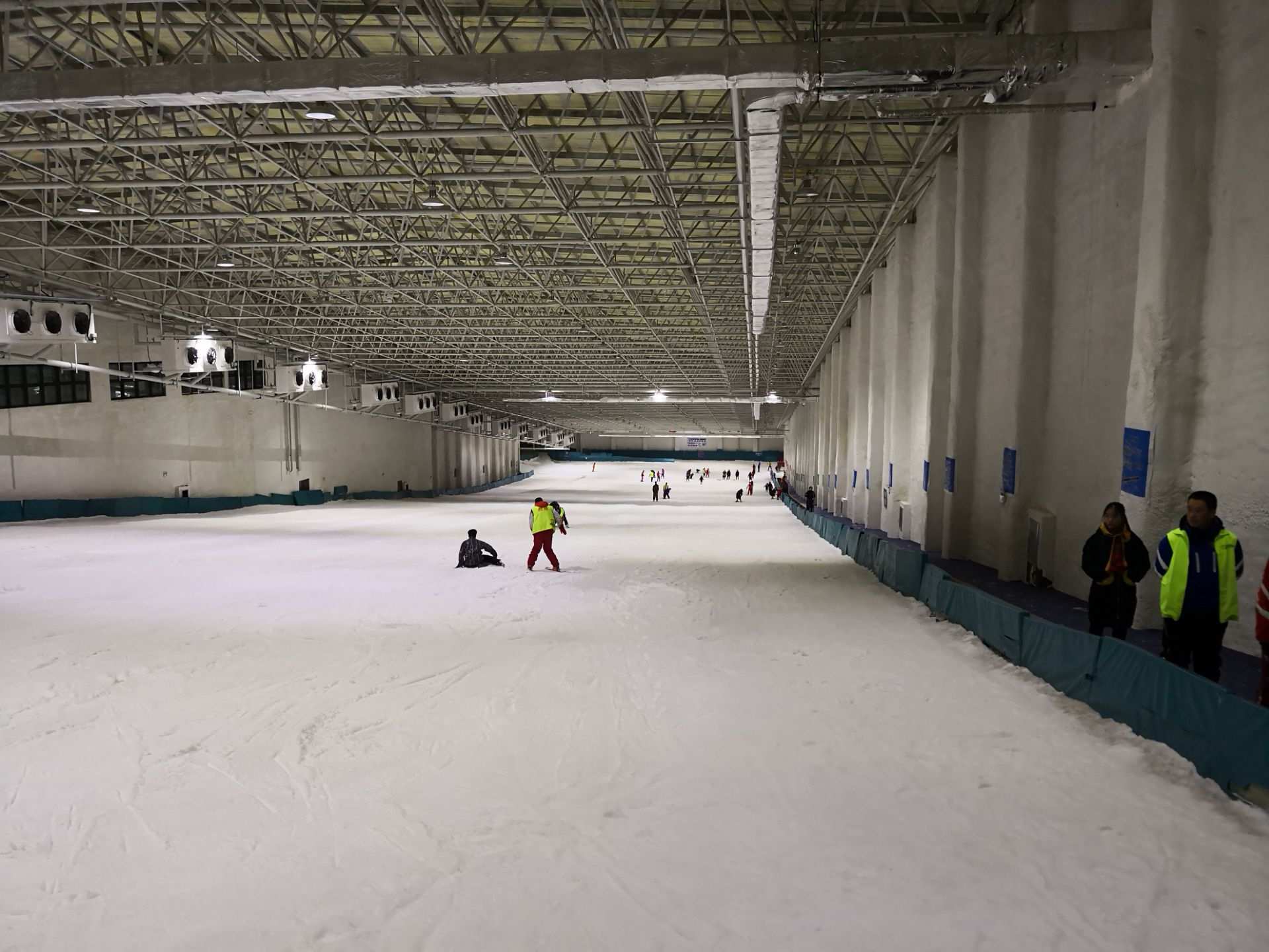 天鹅堡室内滑雪场图片