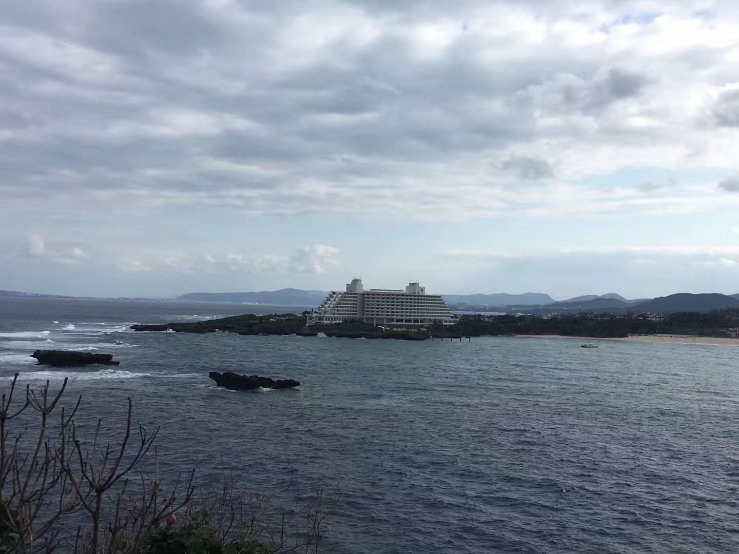 是一座位于日本冲绳县中头郡嘉手纳町,冲绳市和中头郡北谷町的驻日