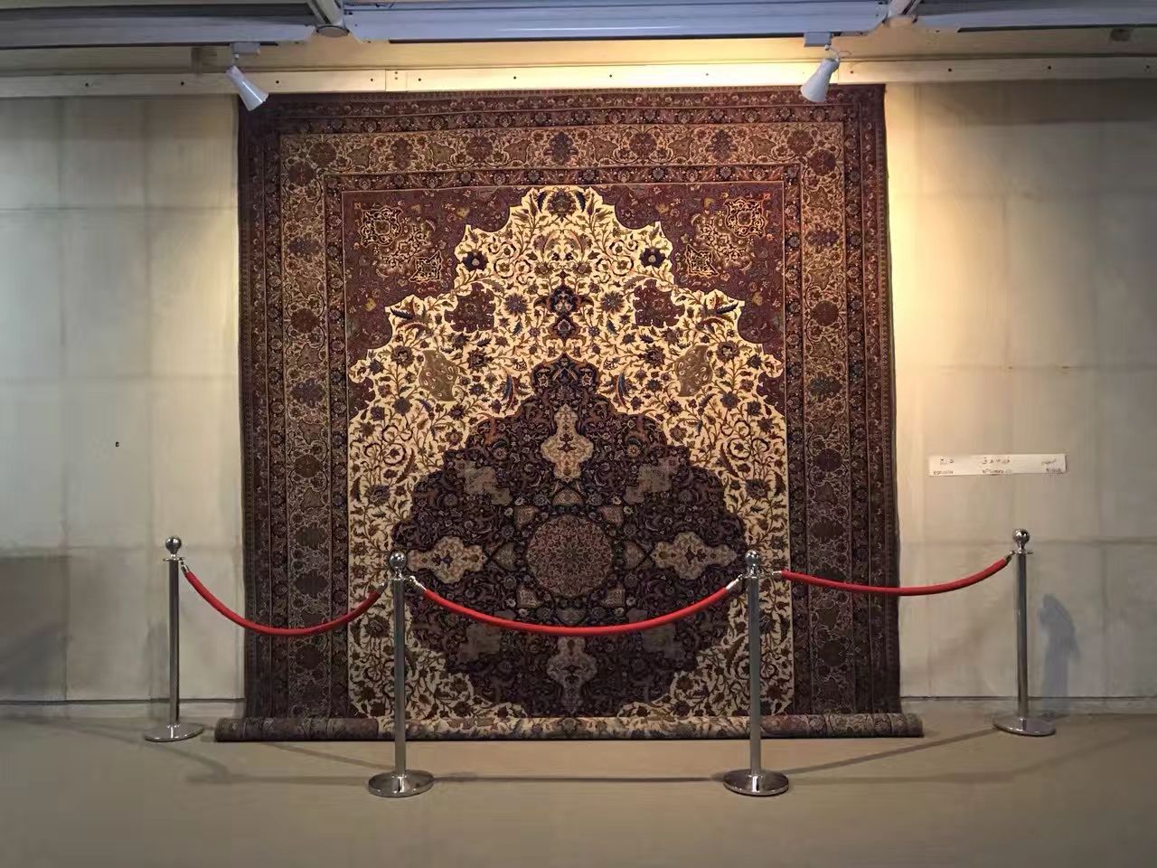这是伊朗乡镇的地毯产品，采用典型的波斯靛蓝和红色-外国地毯织品纹样-图片