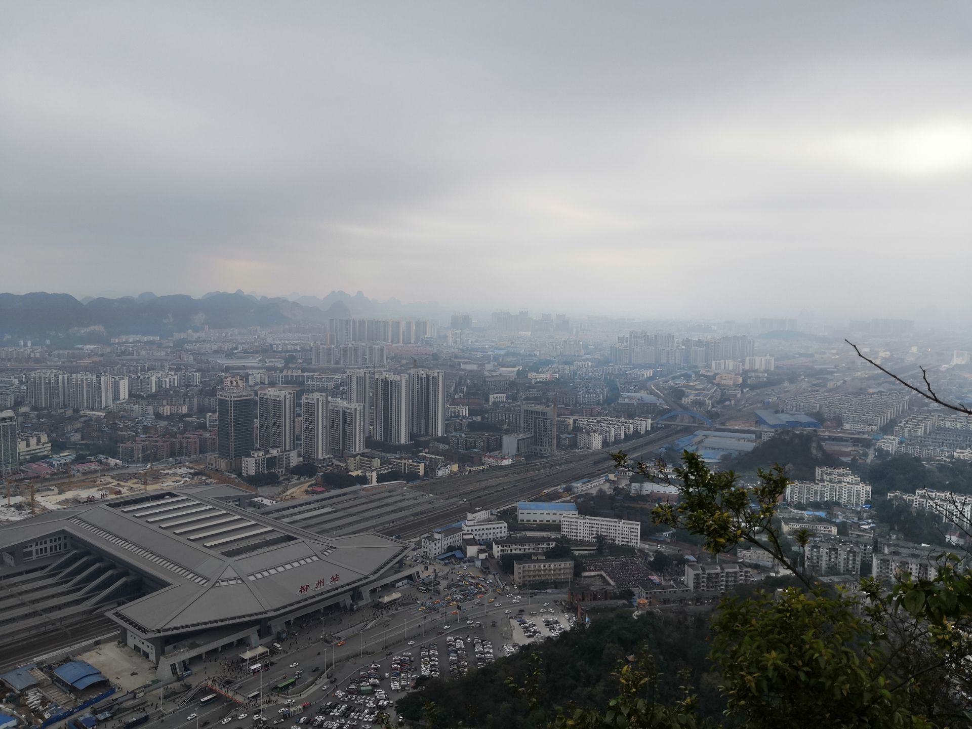 唐代文學家柳宗元有五言詩《登柳州峨山》:荒山秋日午,獨上意悠悠.