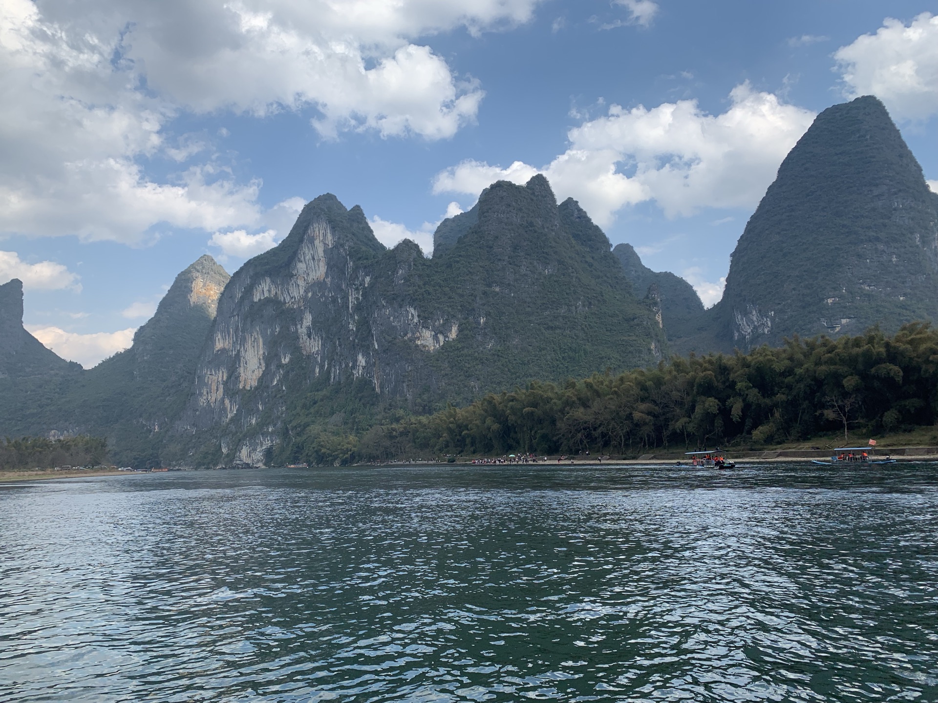 九马画山景区是漓江江边上的旅游胜地,她临江而立,石壁如削,景致迷人.